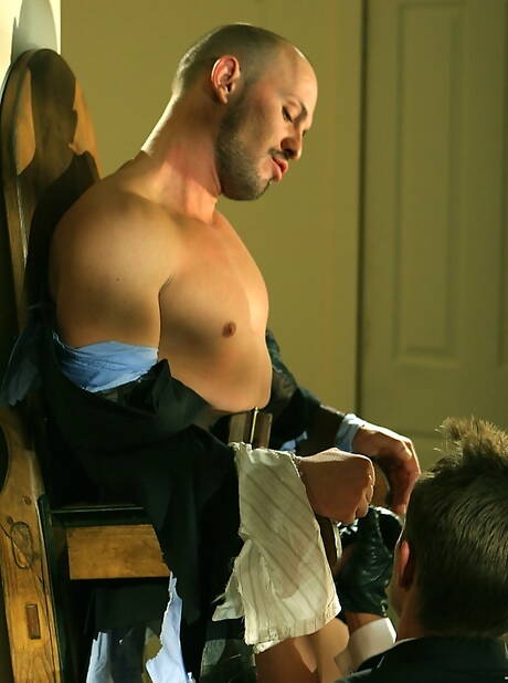 Superhengst Max Duran und der englische Bodybuilder Neil Stevens lassen sich gerne fesseln