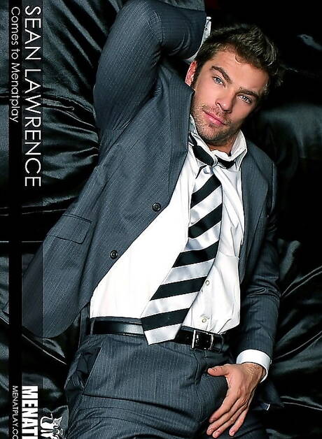 Der attraktive Sean Lawrence posiert nackt und zeigt einen schönen Hintern