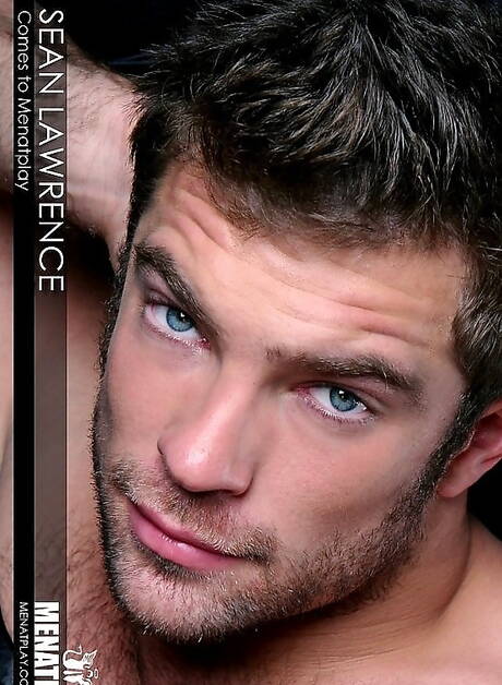 Der attraktive Sean Lawrence posiert nackt und zeigt einen schönen Hintern