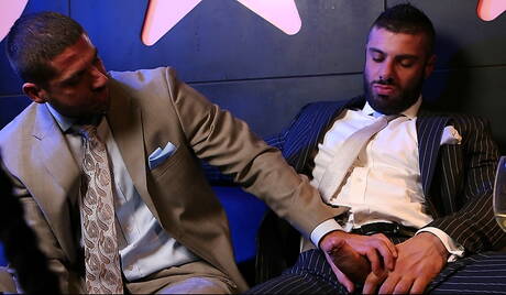 Os amigos descarados Alex Marte, Axel Brooks e Scott Hunter em sexo hardcore a três