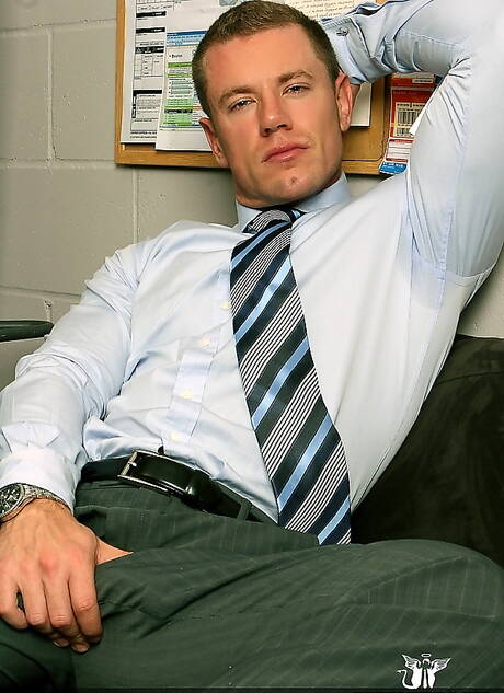 健美選手史蒂文脫光衣服，露出性感的臀部