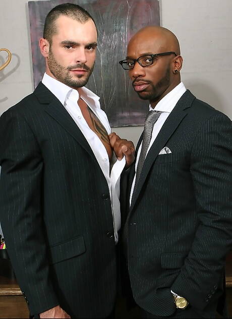 英國肌肉發達的Issac Jones和黑人大力士Race Cooper進行激烈的跨種族肛交