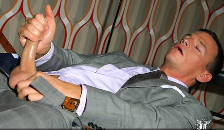 Der muskulöse Amerikaner Cavin Knight wichst mit einem Spielzeug