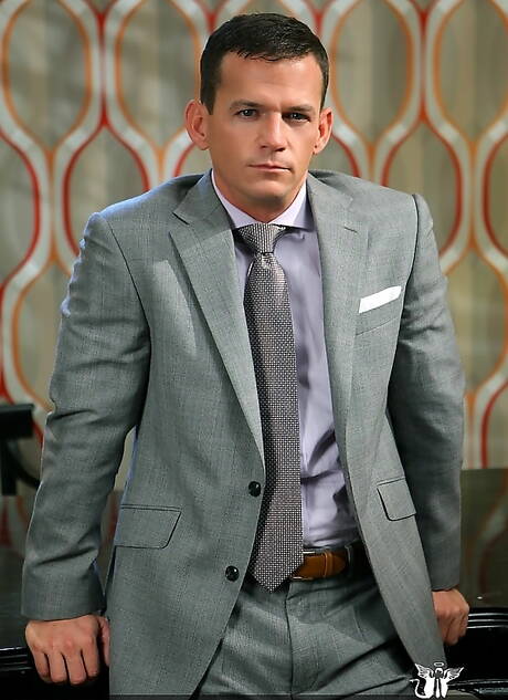 Der muskulöse Amerikaner Cavin Knight wichst mit einem Spielzeug