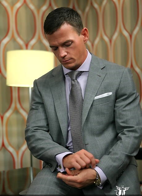 Der muskulöse Amerikaner Cavin Knight wichst mit einem Spielzeug