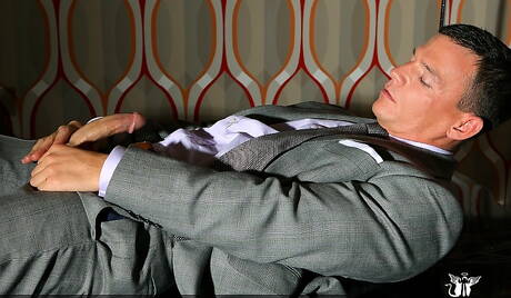 Der muskulöse Amerikaner Cavin Knight wichst mit einem Spielzeug