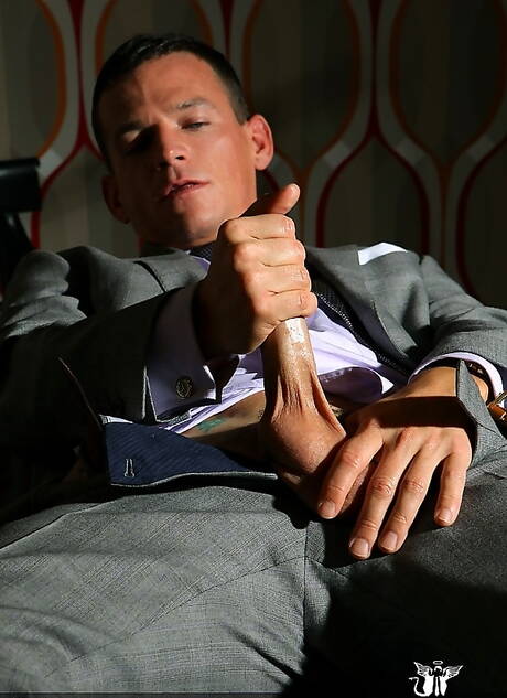 Der muskulöse Amerikaner Cavin Knight wichst mit einem Spielzeug