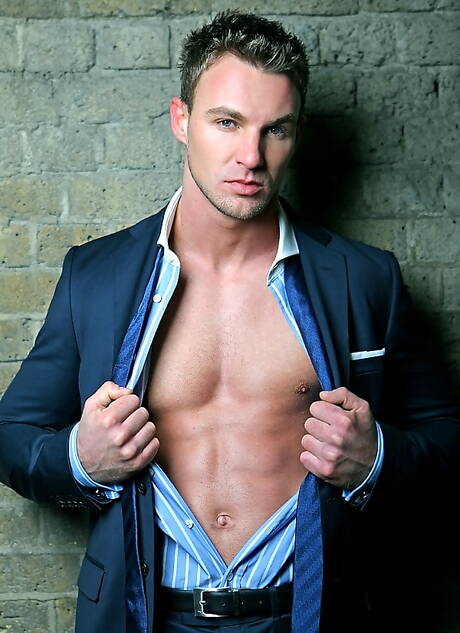 Hunky guy Bailey Morgan shows a perfect body