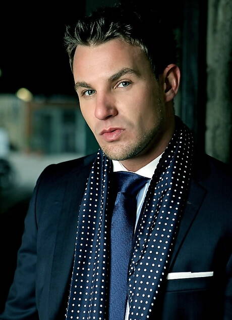 Hunky guy Bailey Morgan shows a perfect body