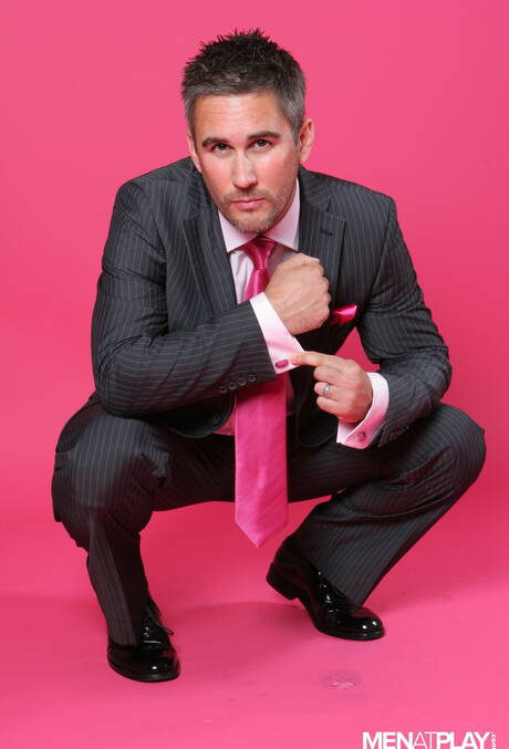 Der attraktive Steve Hooper spielt mit seinem Schwanz