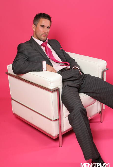 Der attraktive Steve Hooper spielt mit seinem Schwanz