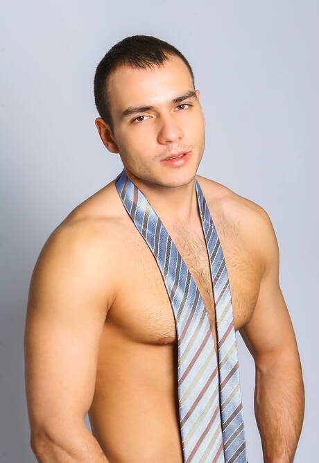 Der muskulöse Steve Hunt masturbiert