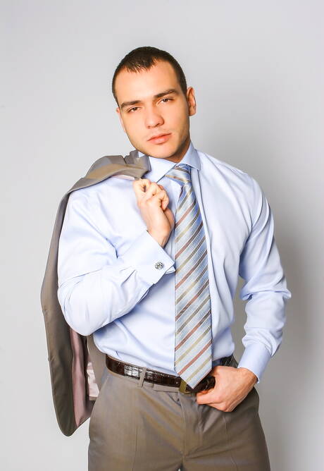 Der muskulöse Steve Hunt masturbiert