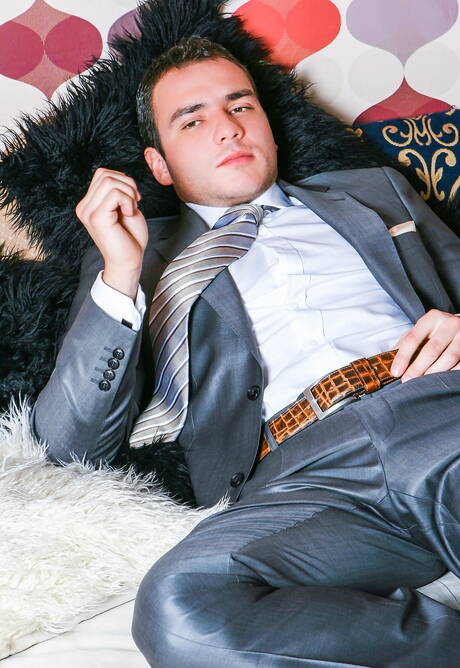 Der muskulöse Steve Hunt masturbiert