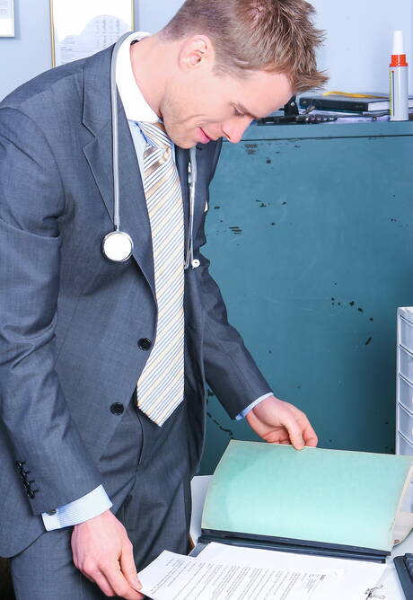 De goed gebouwde Damien Crosse en de gespierde Neil Stevens plagen met een dildo