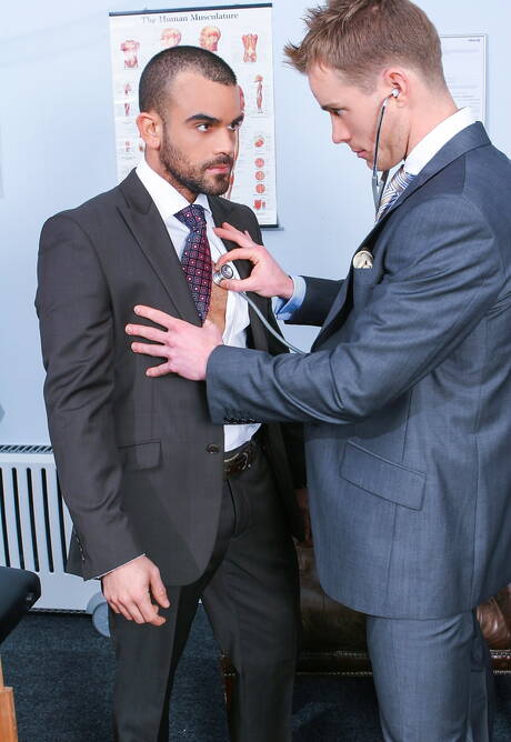 De goed gebouwde Damien Crosse en de gespierde Neil Stevens plagen met een dildo