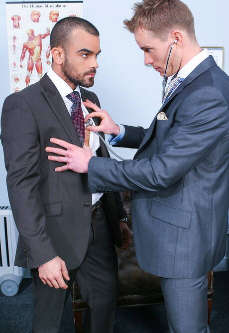 De goed gebouwde Damien Crosse en de gespierde Neil Stevens plagen met een dildo