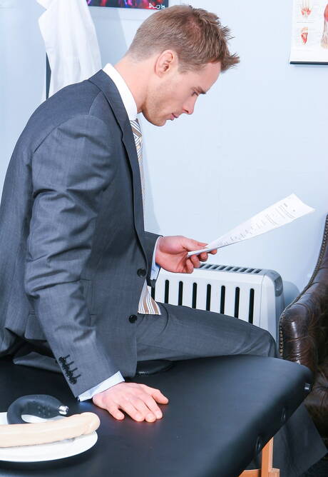 De goed gebouwde Damien Crosse en de gespierde Neil Stevens plagen met een dildo