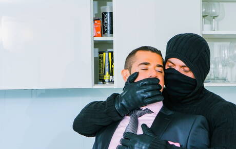 Le beau mec Axel Brooks et le beau mec Dean Monroe dans une action homosexuelle torride dans la cuisine