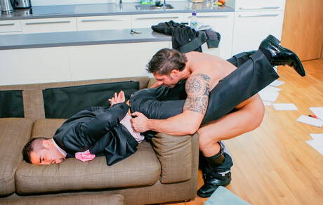 Le beau mec Axel Brooks et le beau mec Dean Monroe dans une action homosexuelle torride dans la cuisine