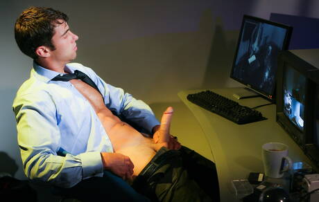 Beefcake Alex Parry brincando com um pau