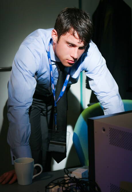 Beefcake Alex Parry brincando com um pau