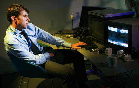 Beefcake Alex Parry brincando com um pau