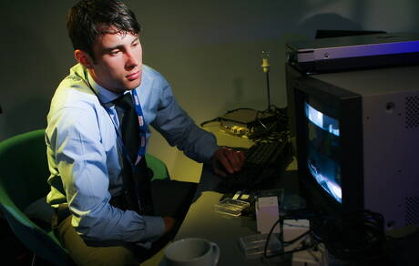 Beefcake Alex Parry brincando com um pau