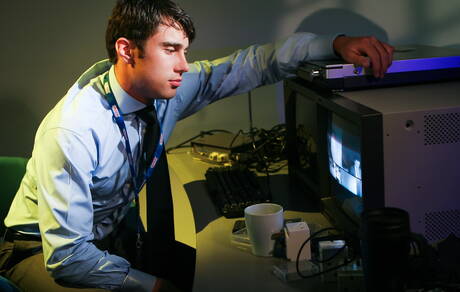 Beefcake Alex Parry brincando com um pau