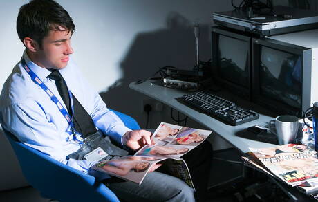 Beefcake Alex Parry brincando com um pau