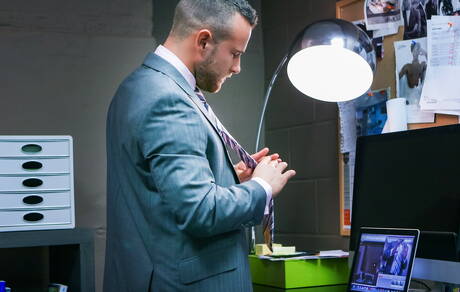 O fisiculturista Ben Brown masturba seu pau