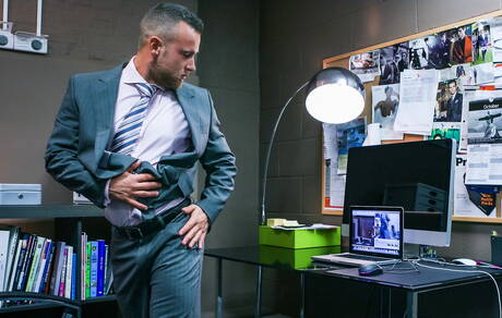 O fisiculturista Ben Brown masturba seu pau