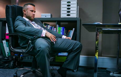 O fisiculturista Ben Brown masturba seu pau