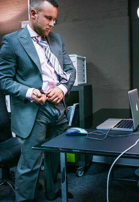 O fisiculturista Ben Brown masturba seu pau