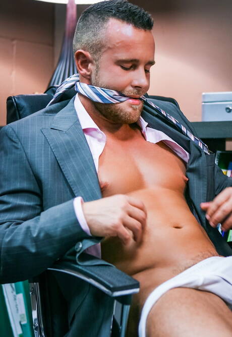 O fisiculturista Ben Brown masturba seu pau