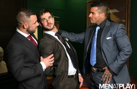 Die versauten Jungs Alexsander Freitas, Bruno Knight und Dean Monroe beim heißen Gruppensex