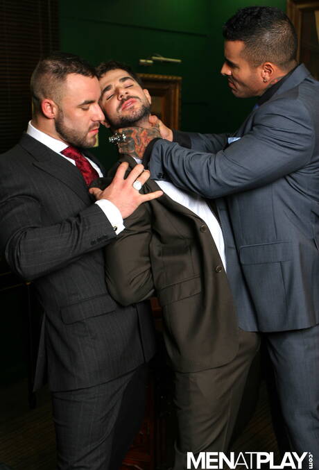 Die versauten Jungs Alexsander Freitas, Bruno Knight und Dean Monroe beim heißen Gruppensex