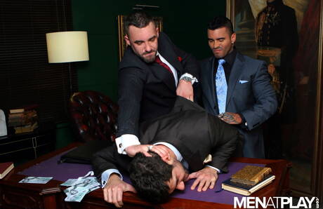 Los chicos traviesos Alexsander Freitas, Bruno Knight y Dean Monroe en sexo grupal caliente