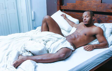 Der hinreißende Typ Eddie Diaz und der hinreißende Steve Hunt ficken nach dem interracialen Saugen in den Arsch