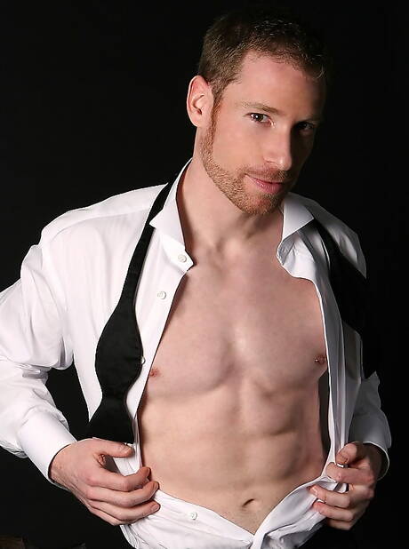 アメリカの力持ちビリー・ベルリンがおもちゃで挑発する