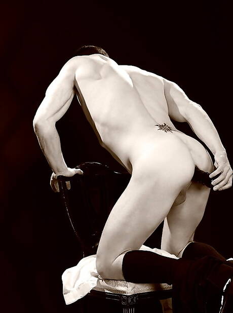 アメリカの力持ちビリー・ベルリンがおもちゃで挑発する