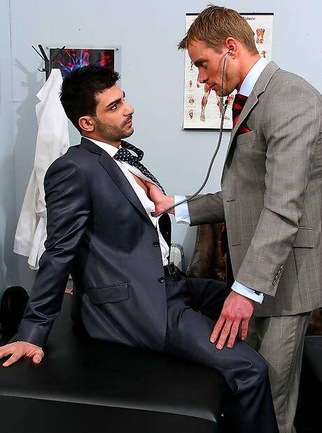 Knappe kerel Neil Stevens en knappe vriend Rio Silver in hete homoseksuele actie