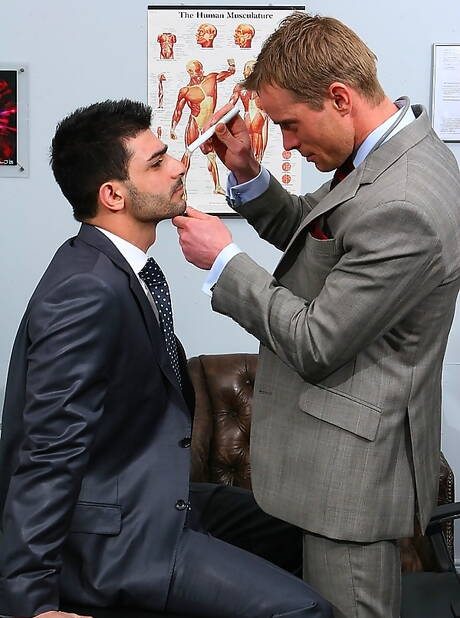 Knappe kerel Neil Stevens en knappe vriend Rio Silver in hete homoseksuele actie