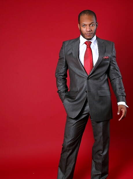 Der schwarze Bulle Eddie Diaz wichst