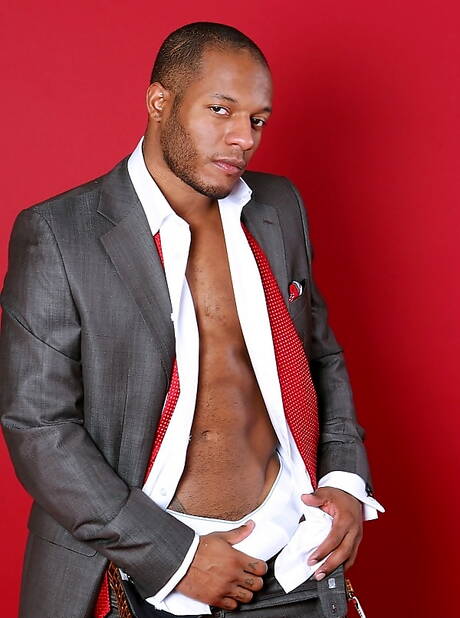 Der schwarze Bulle Eddie Diaz wichst