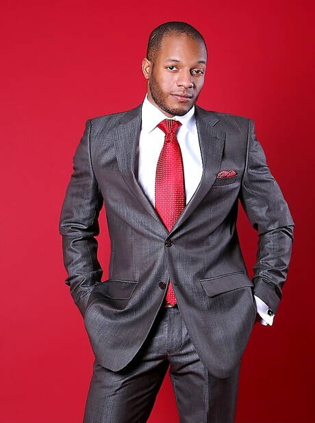 Der schwarze Bulle Eddie Diaz wichst