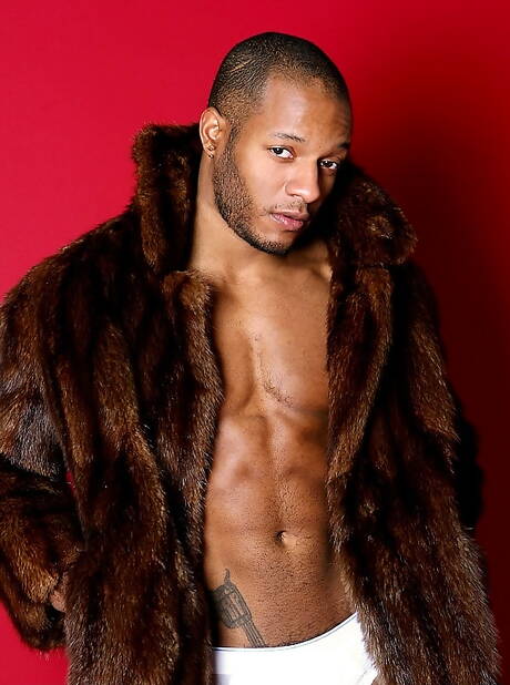 Der schwarze Bulle Eddie Diaz wichst