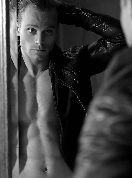 Gespierde Neil Stevens speelt buiten met zijn pik