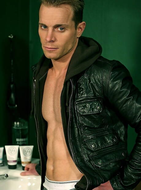 Gespierde Neil Stevens speelt buiten met zijn pik