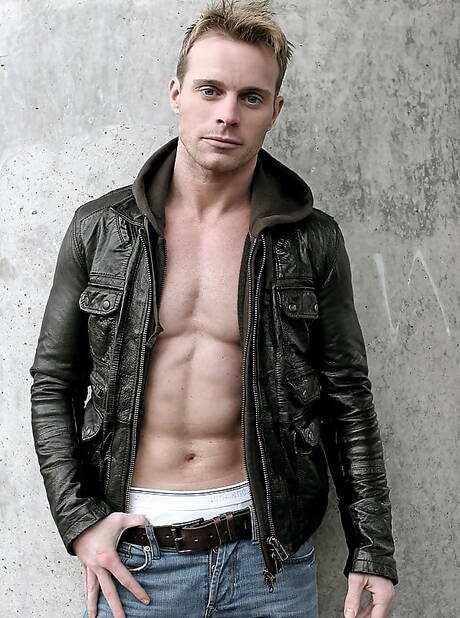 Gespierde Neil Stevens speelt buiten met zijn pik